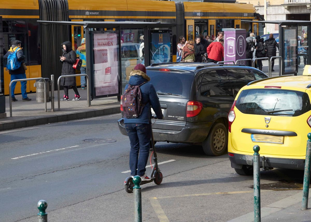 Roller és az autók a budapesti körúton