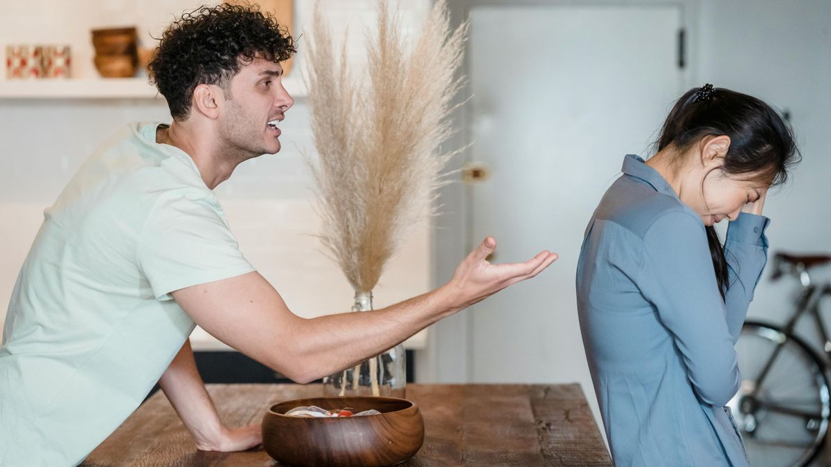 Nem üt meg, "csak" érzelmileg bántalmaz