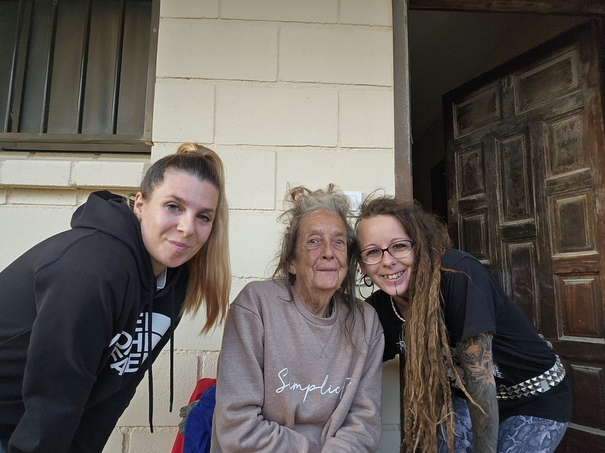 Barbara, az extrém takarító (balszélső) Jaquline-nal (középső) és egy magyar jótevővel, Zsófival /