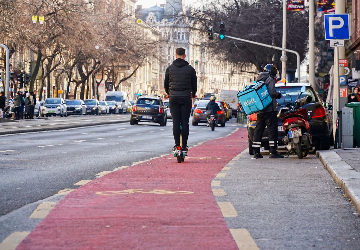 Budapest,,Hungary,-,Feb,28,,2025:,Busy,Budapest,Boulevard:,Man