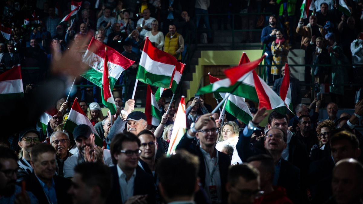 Újabb kulisszafotókat tett közzé Orbán Viktor.