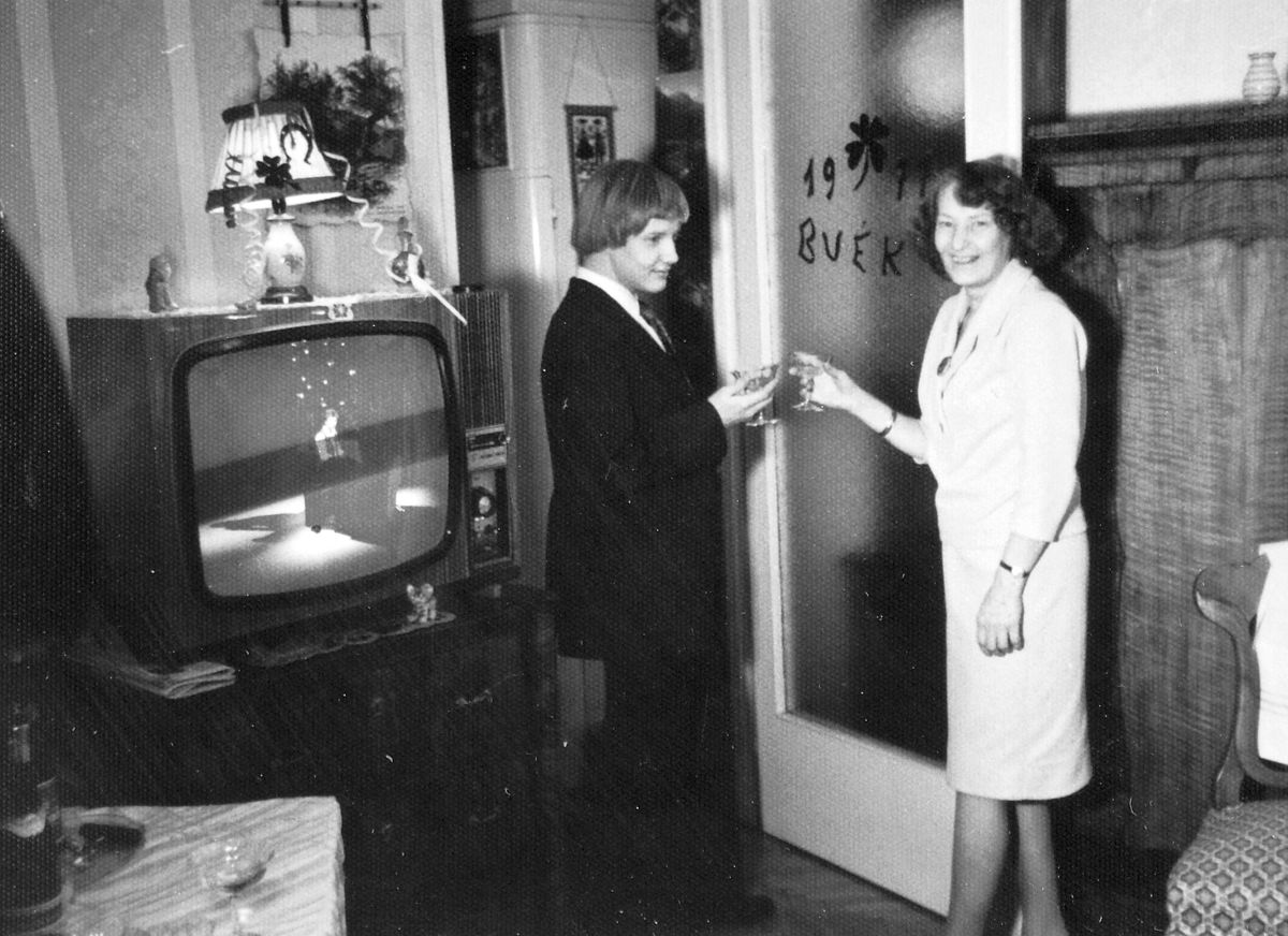 Szilveszteri tévéműsorok utáni koccintás 1977-ben 