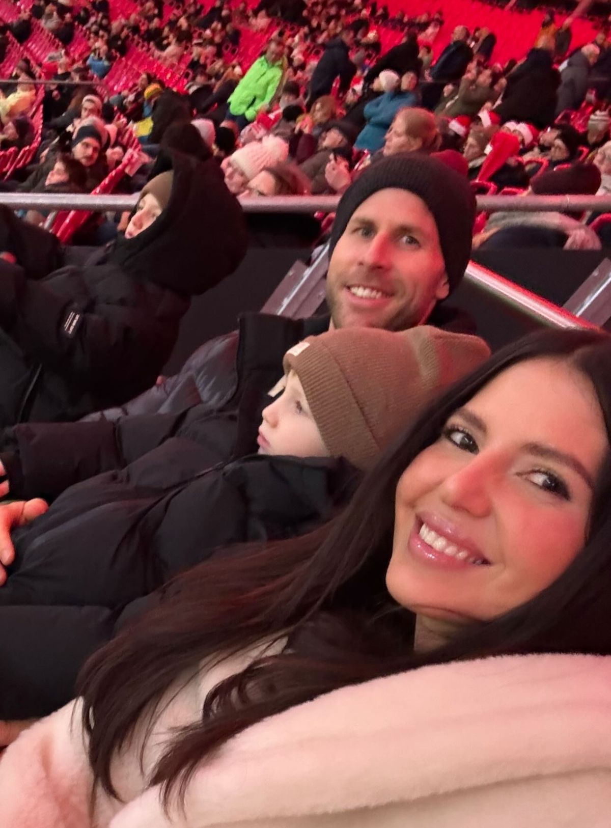 Gulácsi Péter a családjával: ilyen vidáman valószínűleg még sosem ült a lipcsei stadion lelátóján