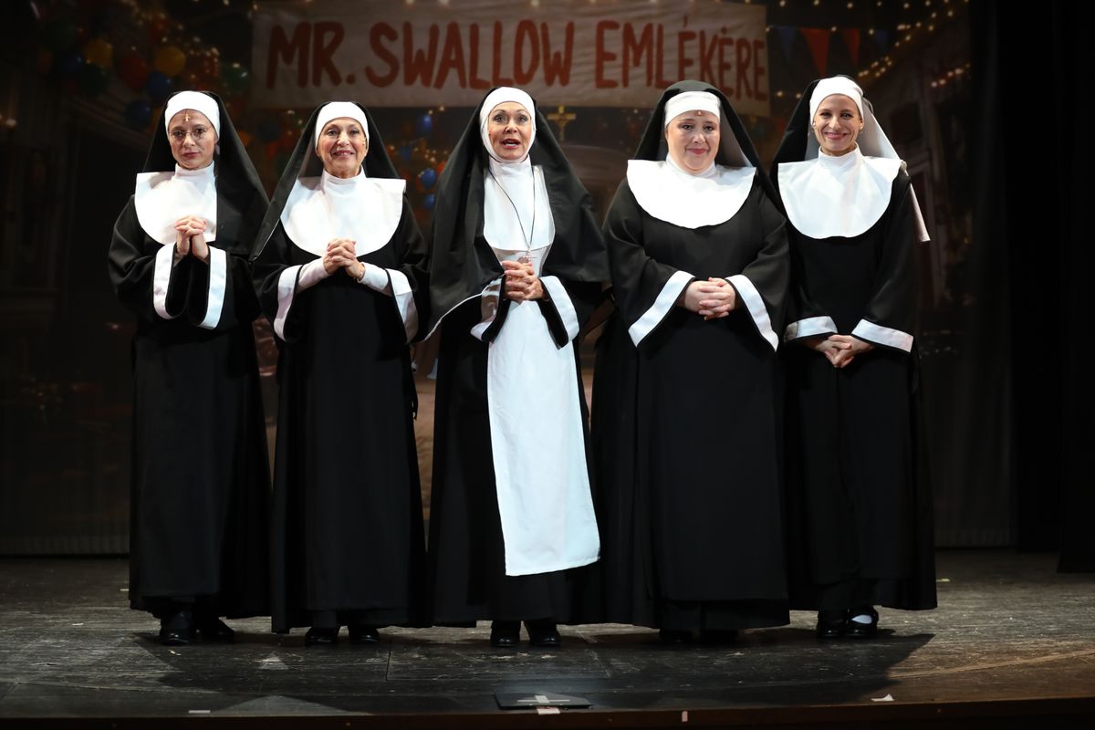 A Karinthy Színház új darabja humorosan tárja elénk egy véletlen baleset részleteit és annak következményeit.