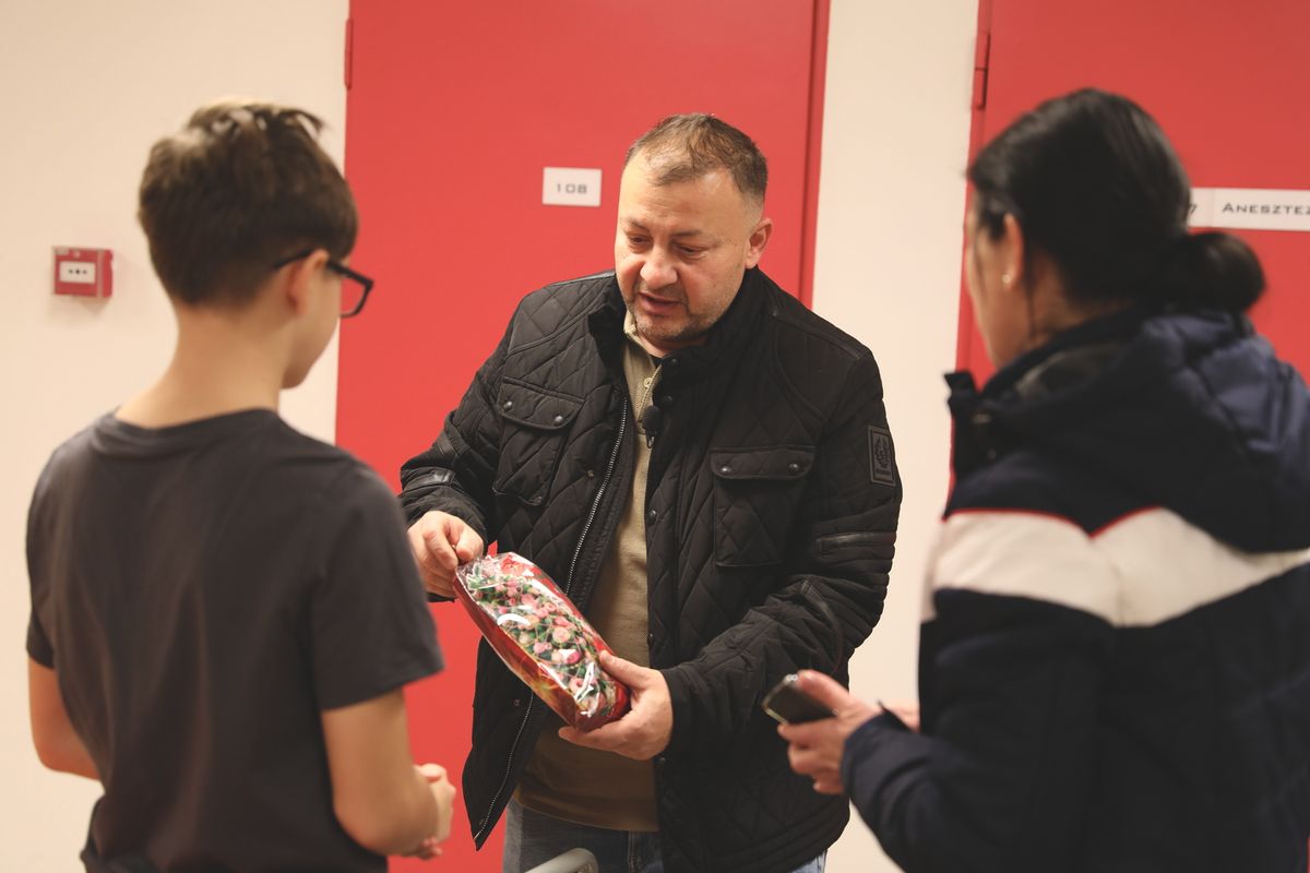 20251204_Budapest_Heim Pál Gyermek Kórház_Gáspár Zsolt mikulás csomagot osztogat_GR_MW (11)