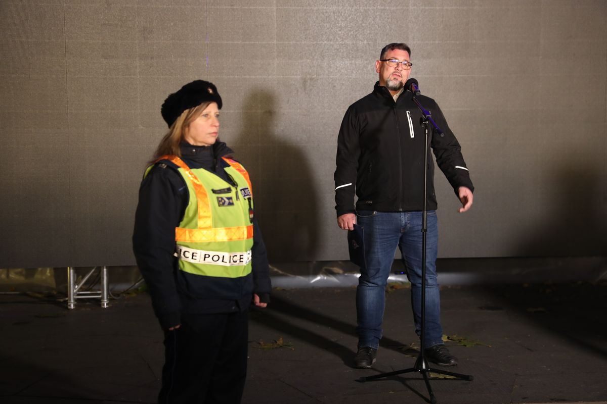 Sajtótájékoztató a karácsonyi vásárban. A zsebtolvajlásra is felhívták a lakosság figyelmét.