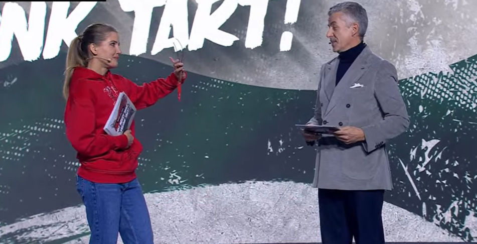 Vicces pillanat a Háborúellenes Gyűlésen: Nem hiszed el mit adott Szabó Zsófi Rákay Philipnek