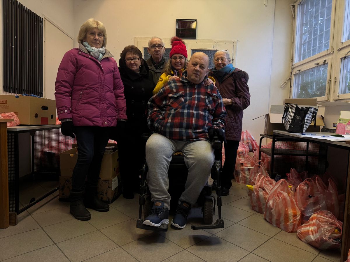 Sztrók túlélők ételt osztanak.