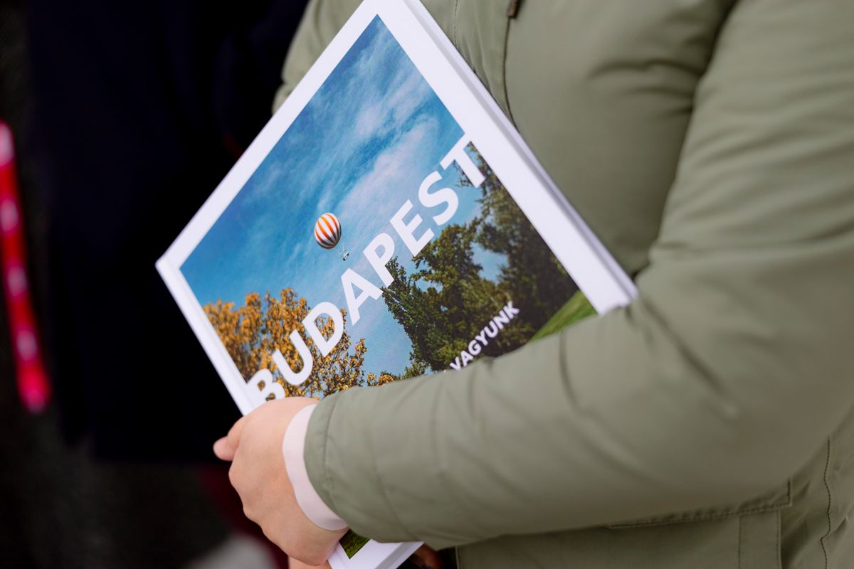 Kézben tartott fényképalbum. A könyv online és a Libri könyvesboltokban is elérhető.