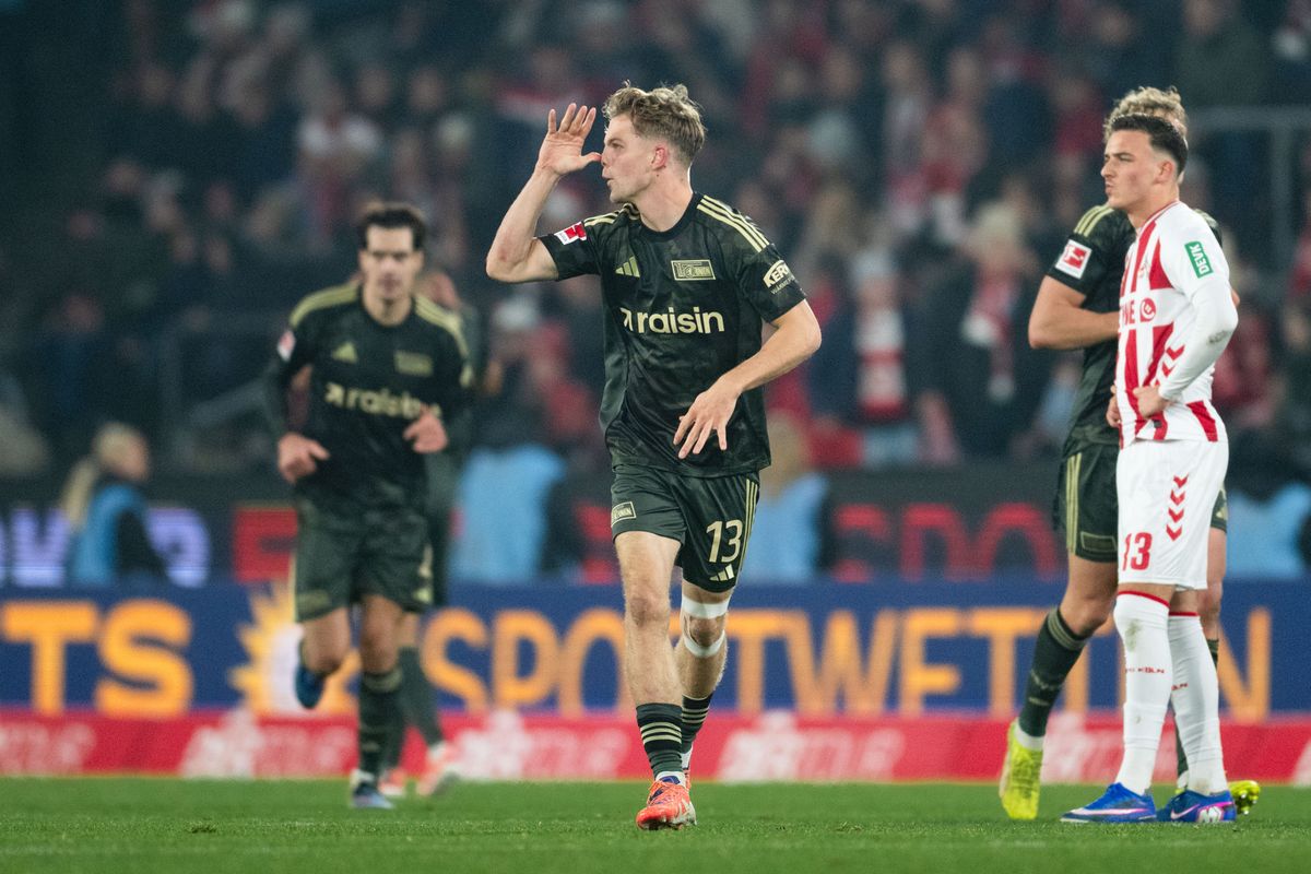 Schäfer András a Kölnben lőtt győztes gólja után Szoboszlai Dominik válogatottbeli gólörömét utánozta a Bundesliga-meccsen