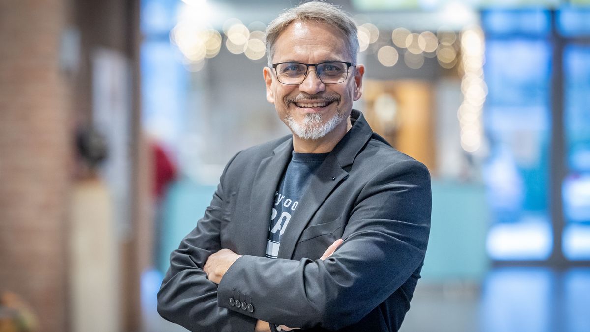 Szolnoki Péter boldogan kísérte oltárhoz lányát.