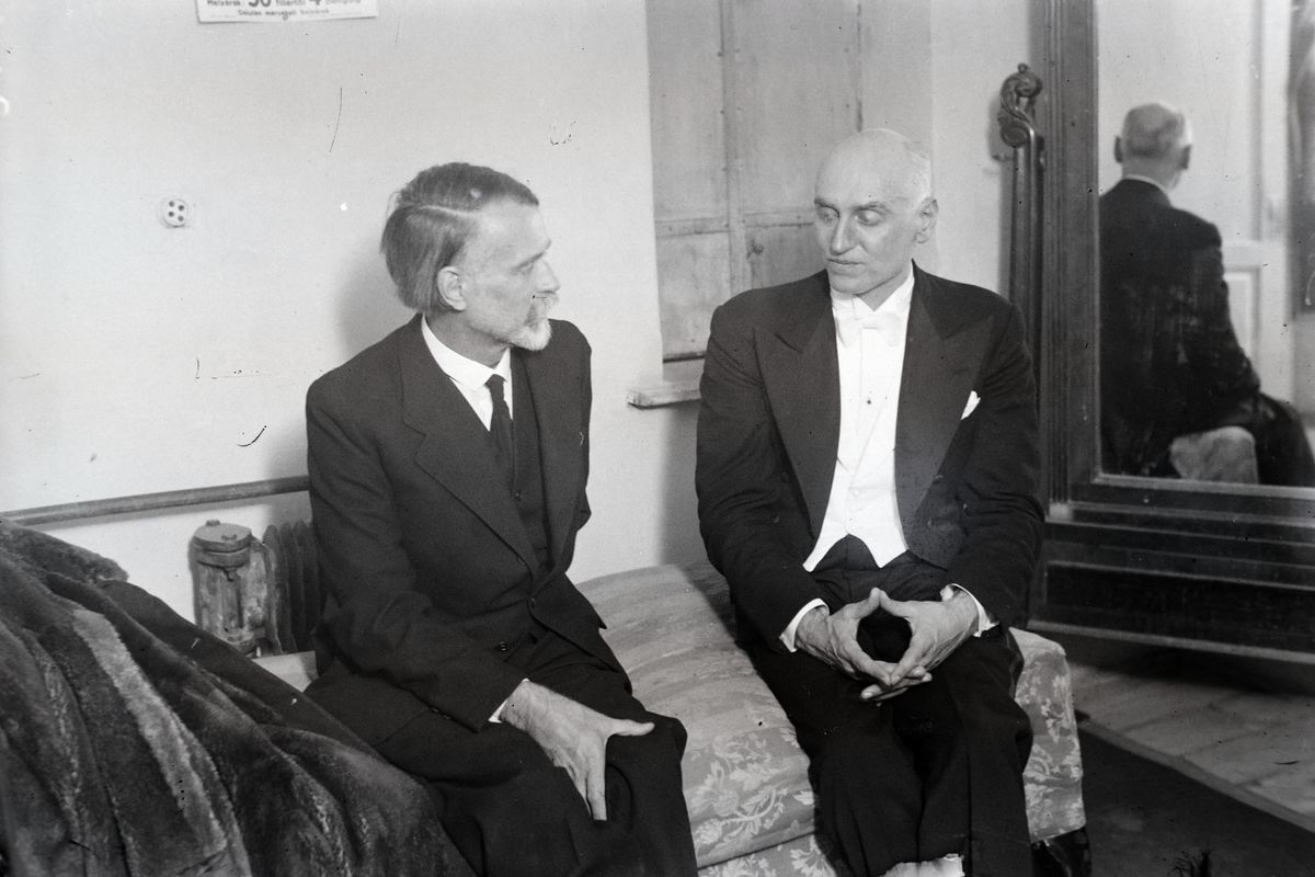 A mai Erkel Színház, ekkor Városi Színház. Kodály Zoltán és Victor de Sabata olasz karmester.