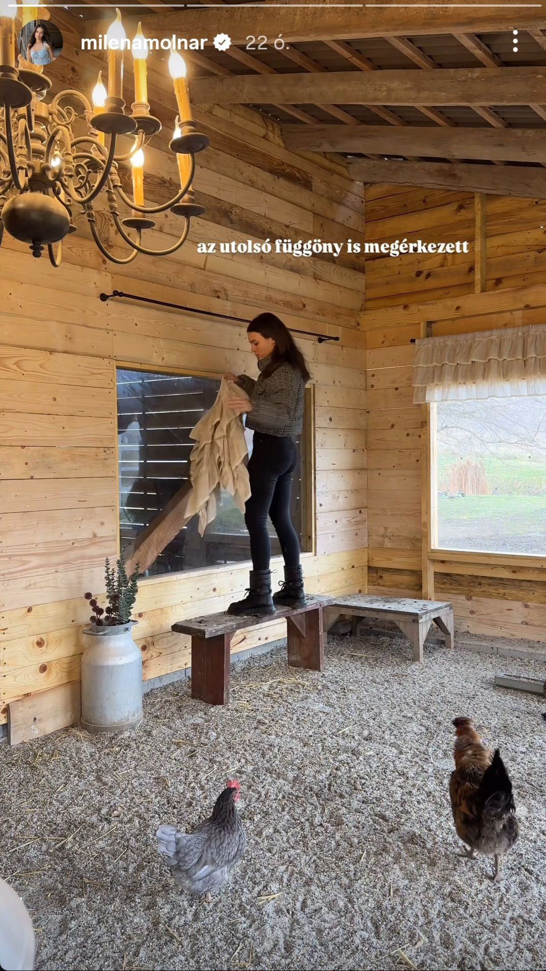 Molnár Miléna várta már, hogy a függöny felhelyezésével elkészüljenek az utolsó simítások is az ólban. 