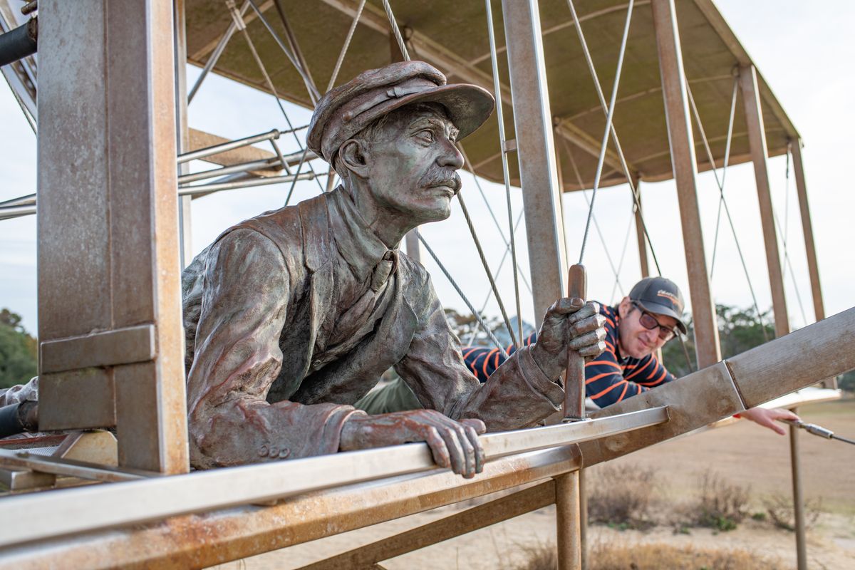 az első repüléskor Orville Wright hason fekve irányította a gépet.