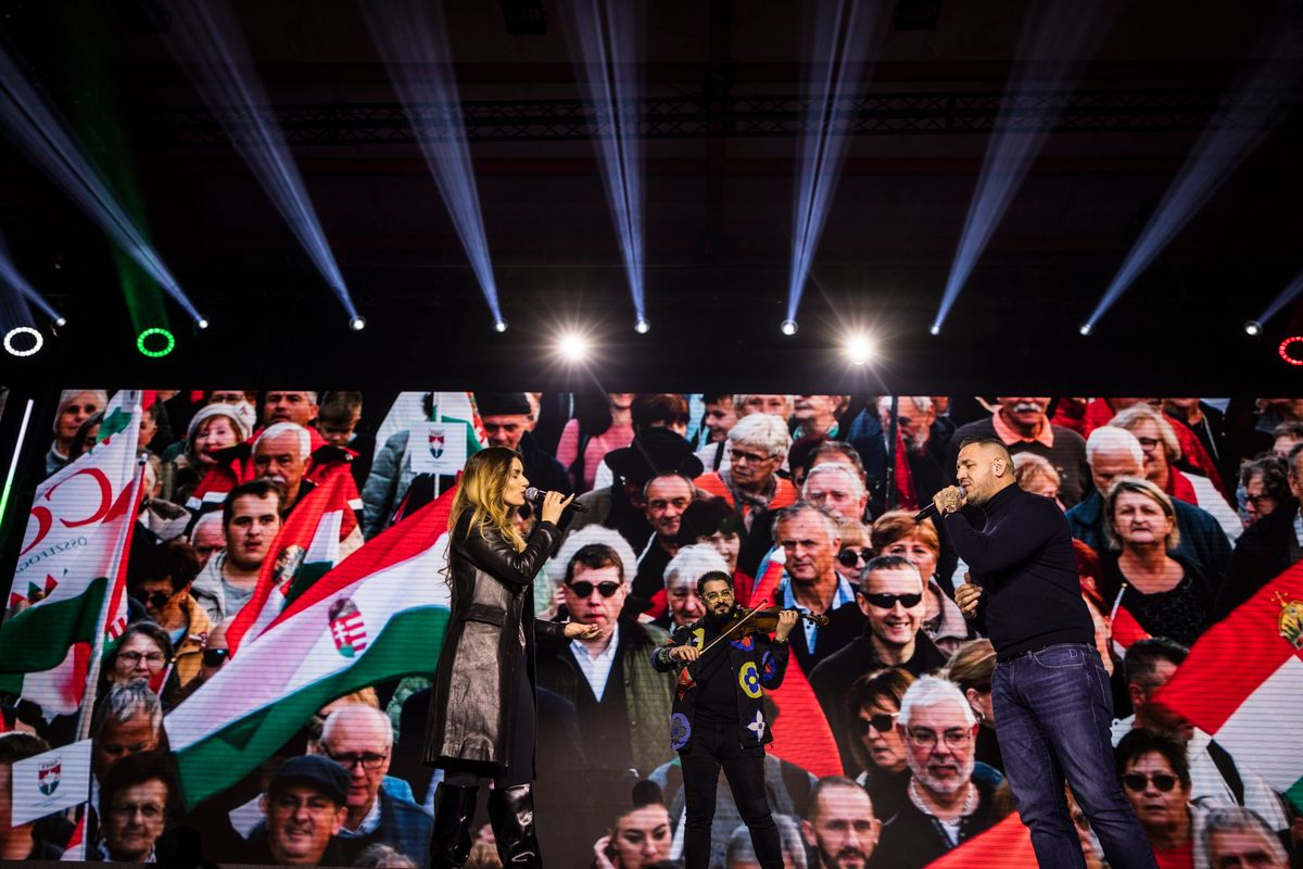 Háborúellenes Gyűlés Mohácson: Radics Gigi és Curtis már próbálnak. Fotó: MW