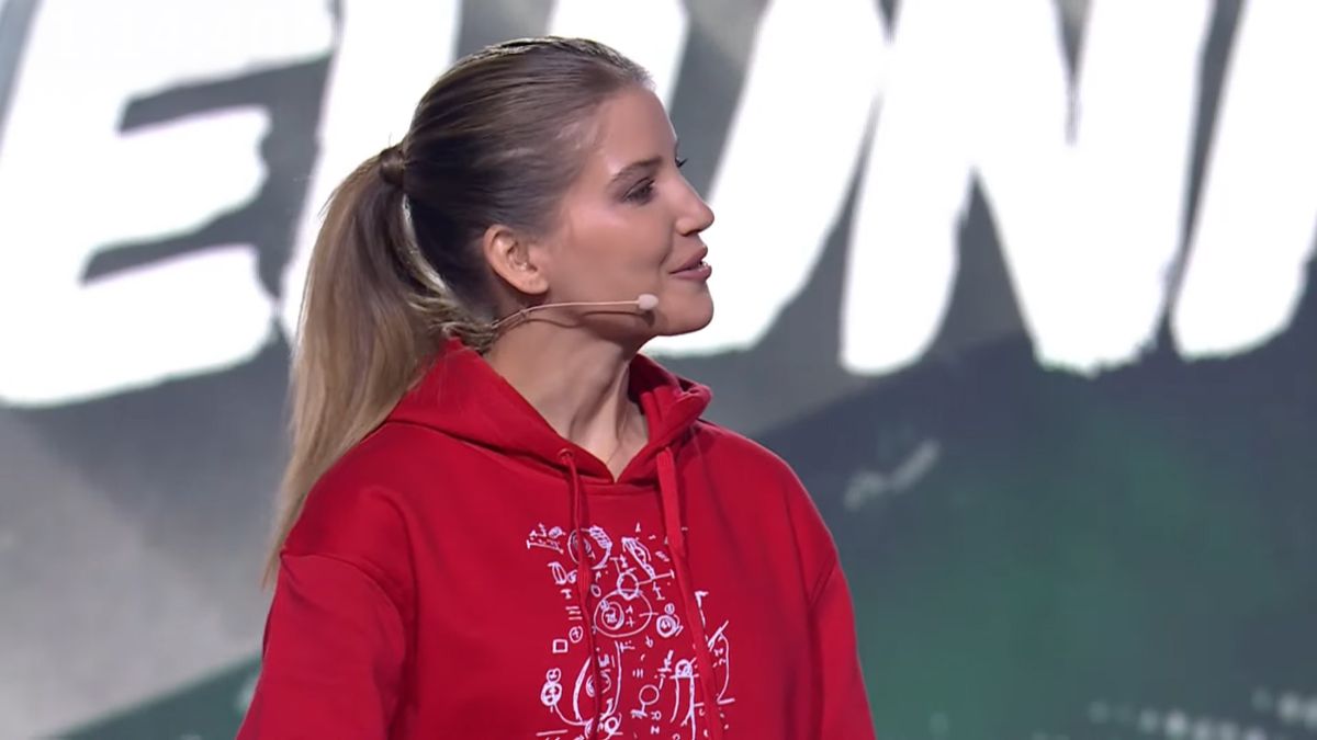 Szabó Zsófi dedikált pólóban jelent meg a Háborúellenes Gyűlésen Kecskeméten. Fotó: MW