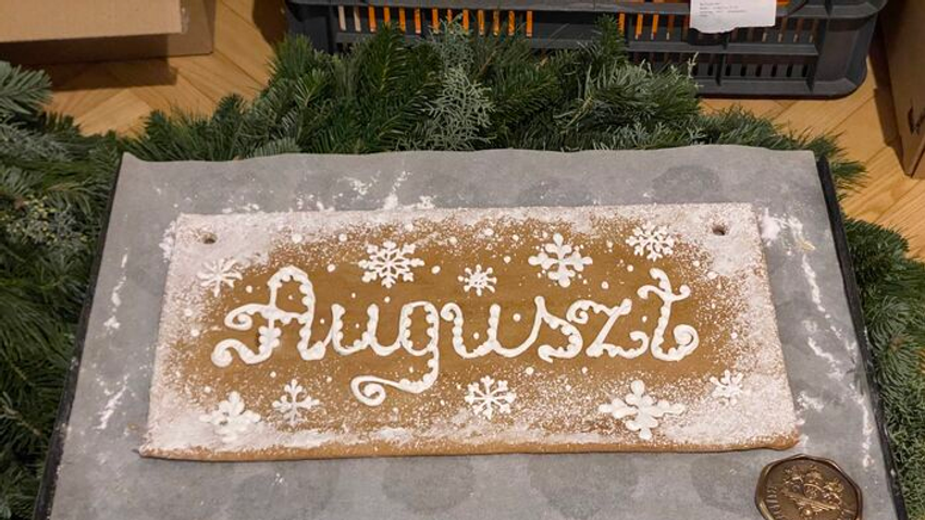 Az ünnepekre készülve meglátogattuk a 155 éves Auguszt cukrászdinasztia férfi és női ágát. Auguszt Józsefnél az Auguszt Fényben jártunk, Auguszt Olgával az Auguszt Pavilonban beszélgettünk bejgli-sütés után.