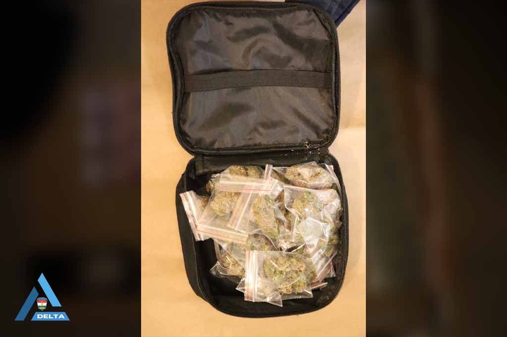 Rengeteg drogot cipelt magával keresztül a városon