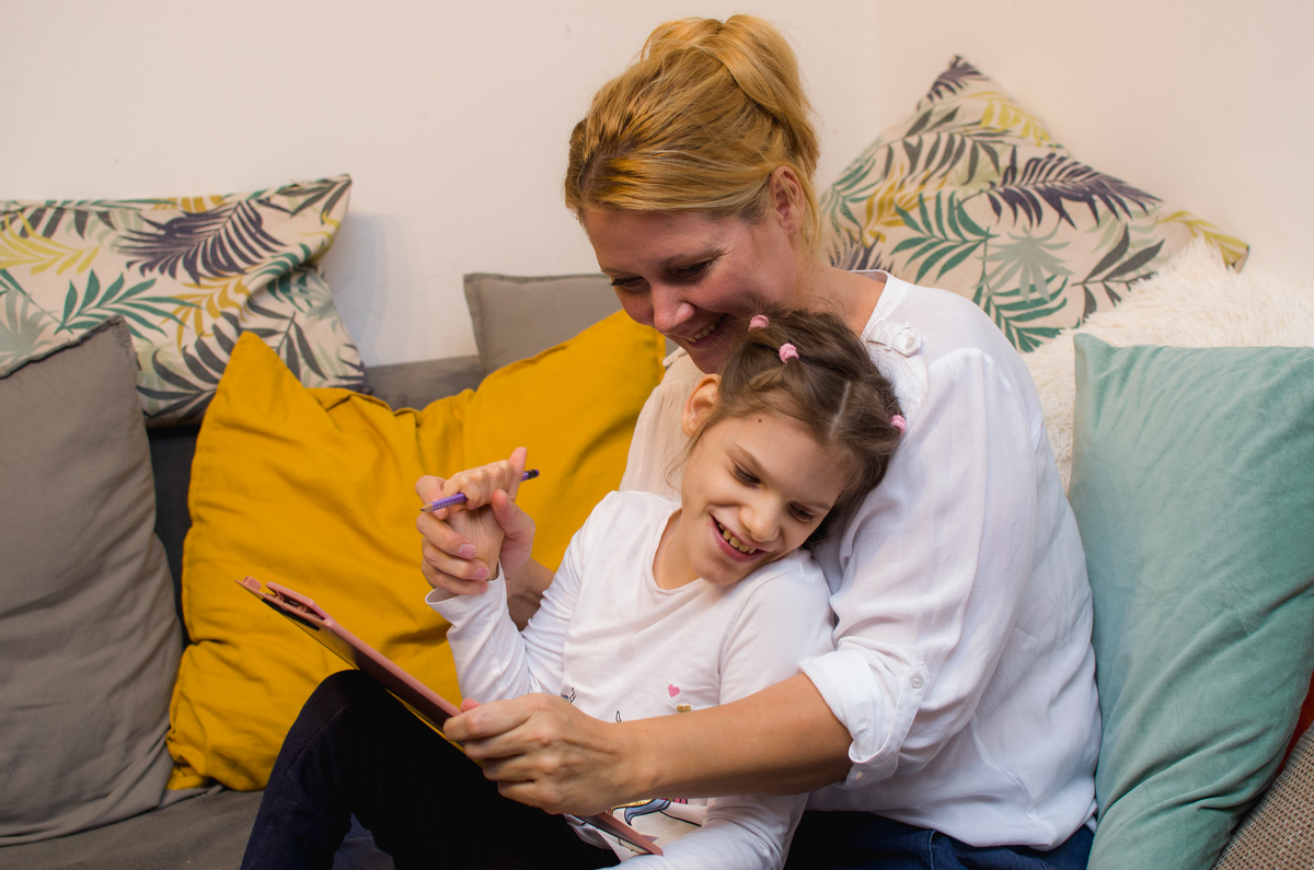 Luca egy halmozottan sérült kislány, aki bár beszéddel nem kommunikál