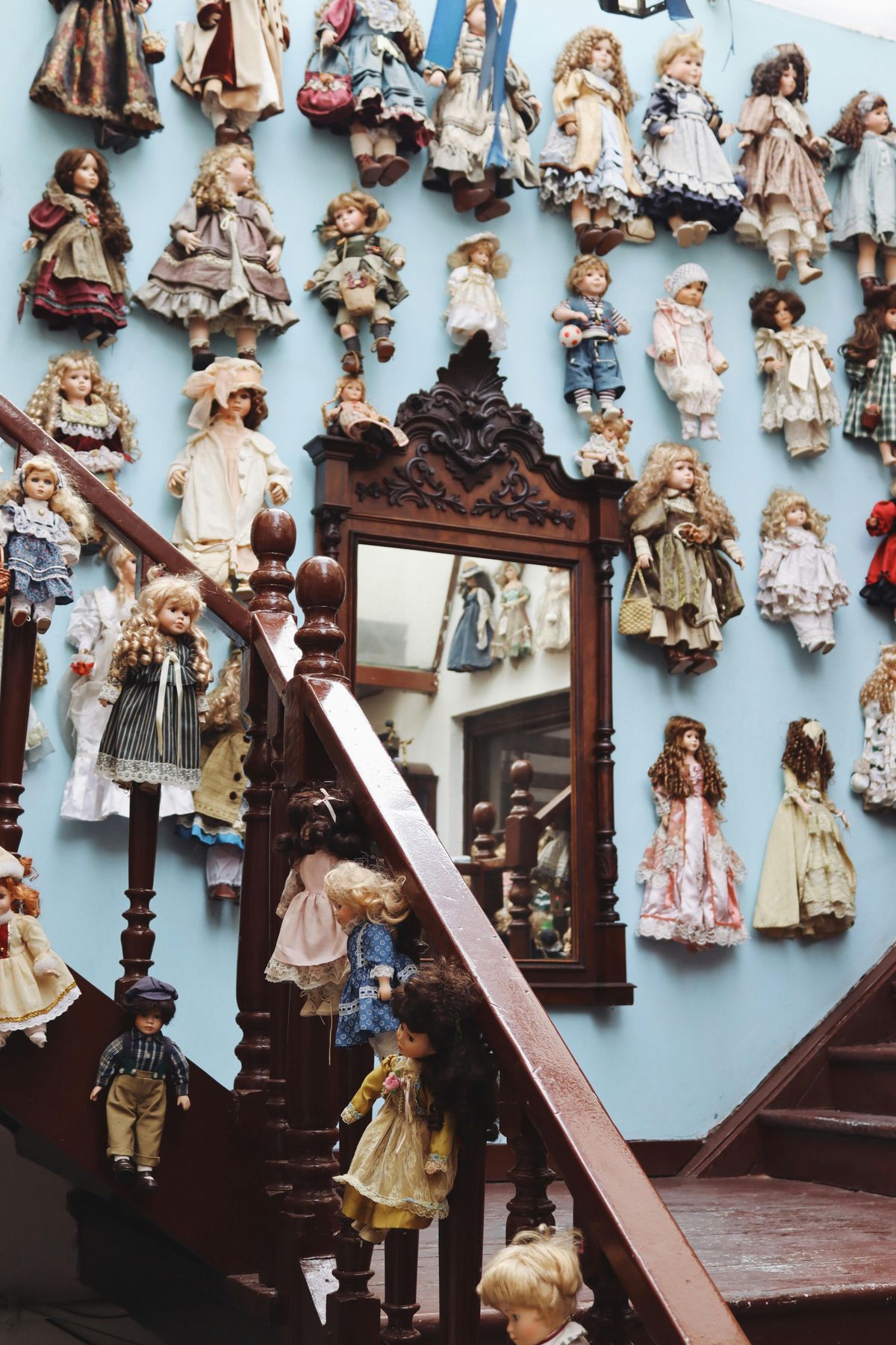 Több tucat kísértetjárta babával él együtt 