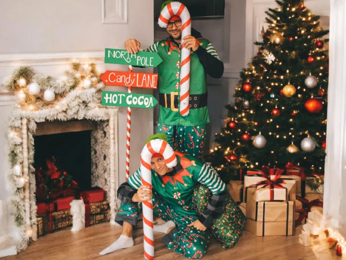 Villanymanók pózolnak az ajándékok előtt