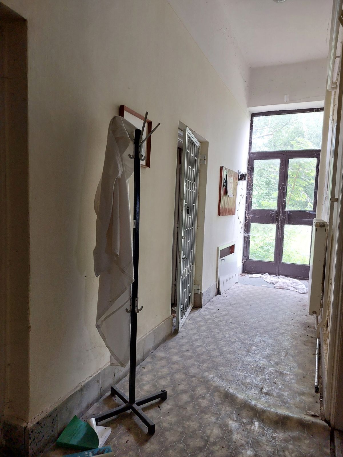 Fehér köpeny lóg a kísérleti sertéstelep folyosóján