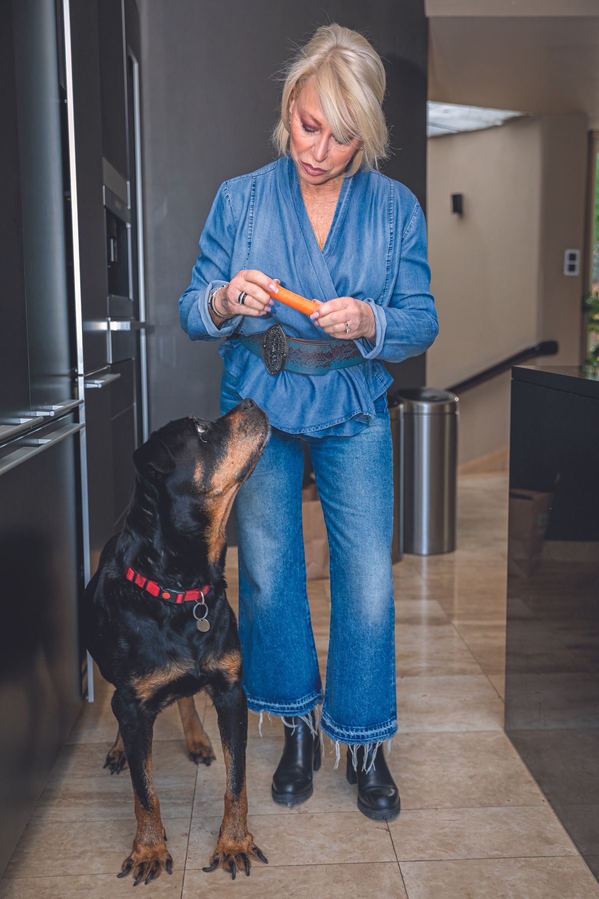 Leila gazdáját árnyékként követi