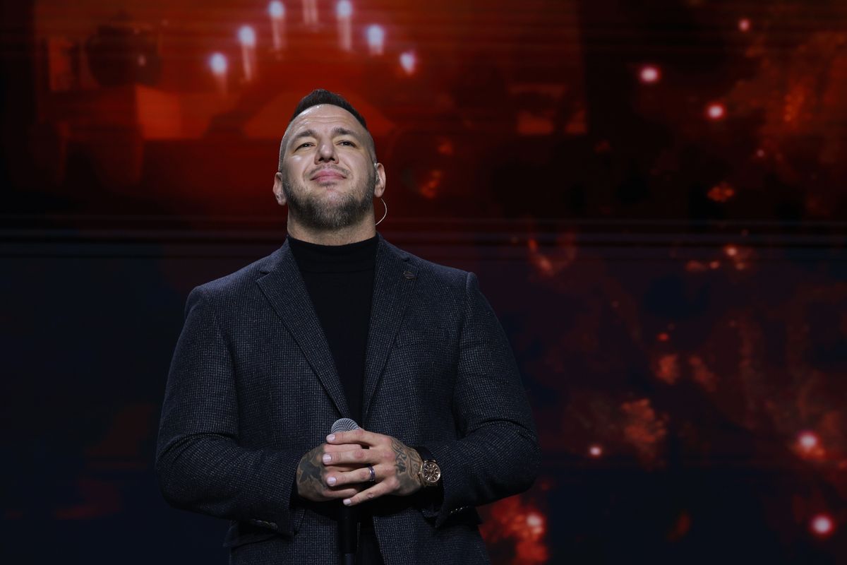 Curtis kimondta, Orbán Viktor pedig megosztotta: „Sofőrrel jöttem és józanul”