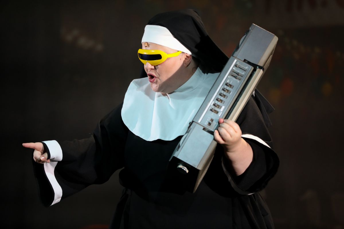 Balázs Andi apáca karaktere természetesen nem fér a bőrébe és előbb-utóbb kirobban a színpadon.