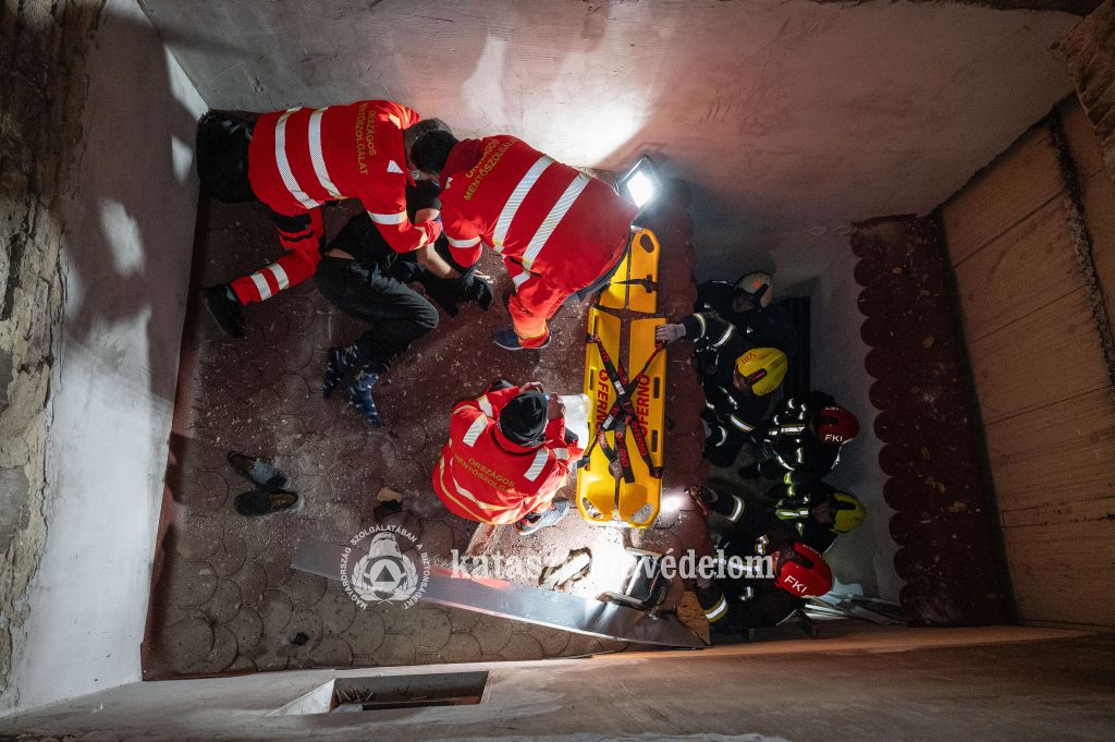 A férfi lezuhant az ötödik emeletről.