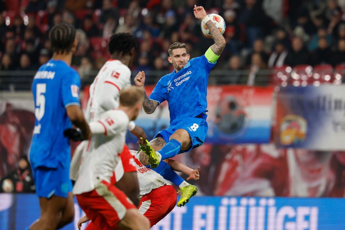 Andrich magasban kalimpáló kézzel ért a labdába, miután Orbán Willivel (mellette, takarásban) ütközött, de a bíró nem ítélt tizenegyest