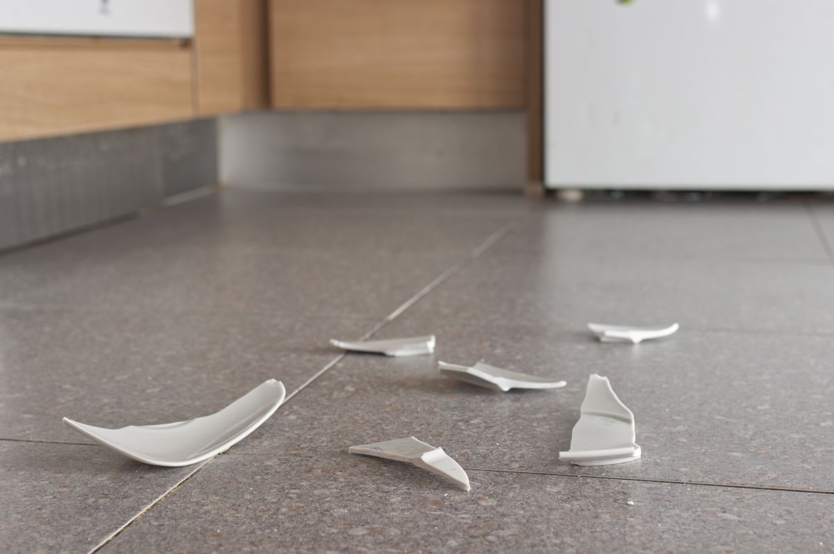 Broken,Plate,On,The,Kitchen,Floor