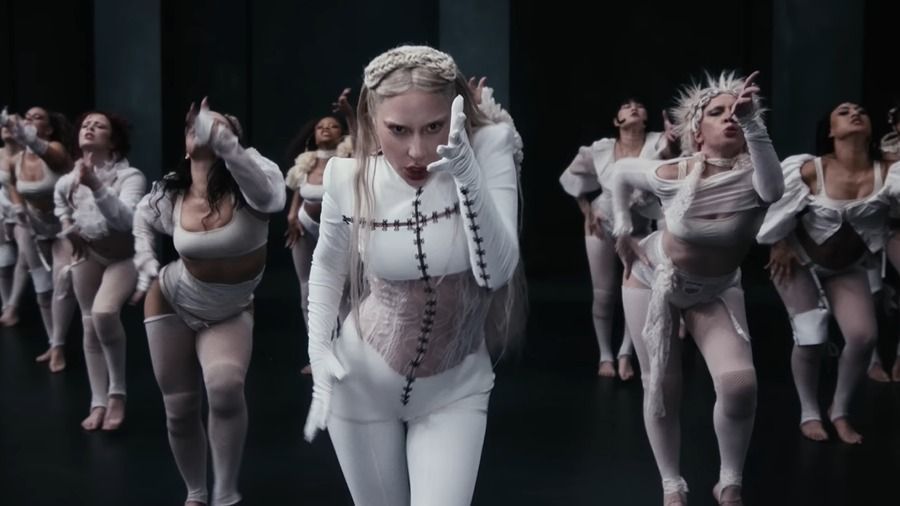 Leesett a színpadról egy táncos Lady Gaga koncertjén