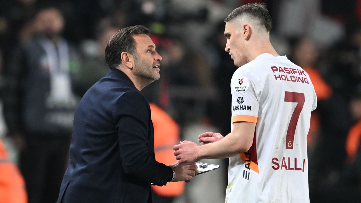 Okan Buruk vezetőedző (balra) megint új pozícióban dobja mély vízbe Sallai Rolandot