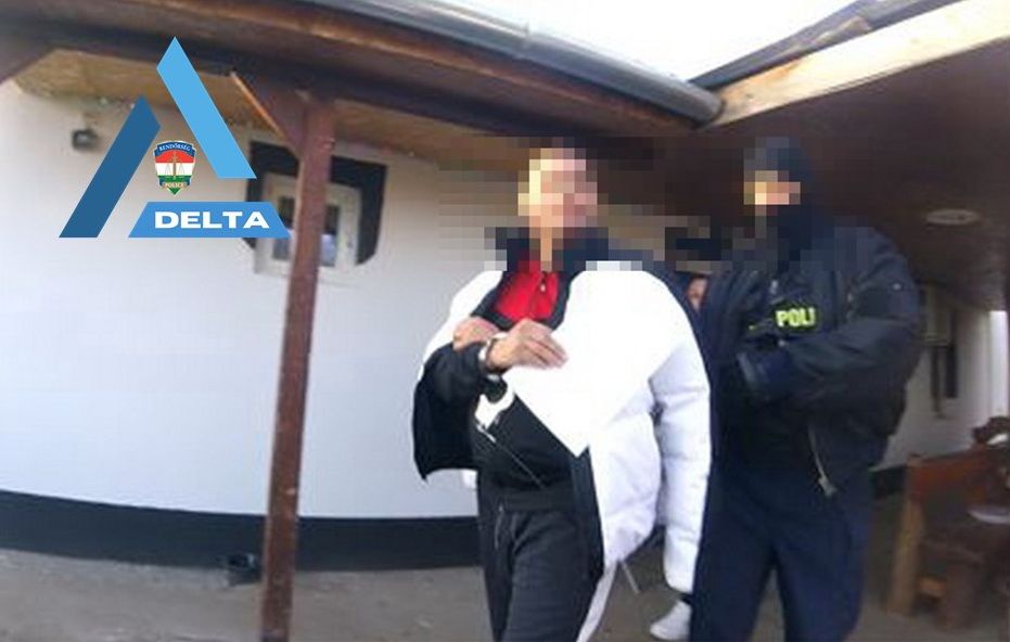 Apa-fia dílerpáros kezén kattant a bilincs