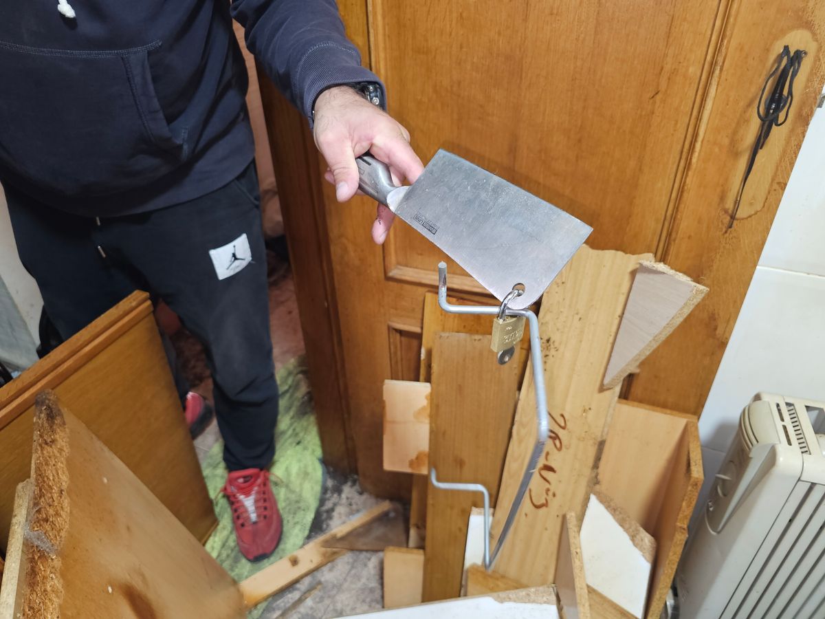 A lakattal lezárt bárd.