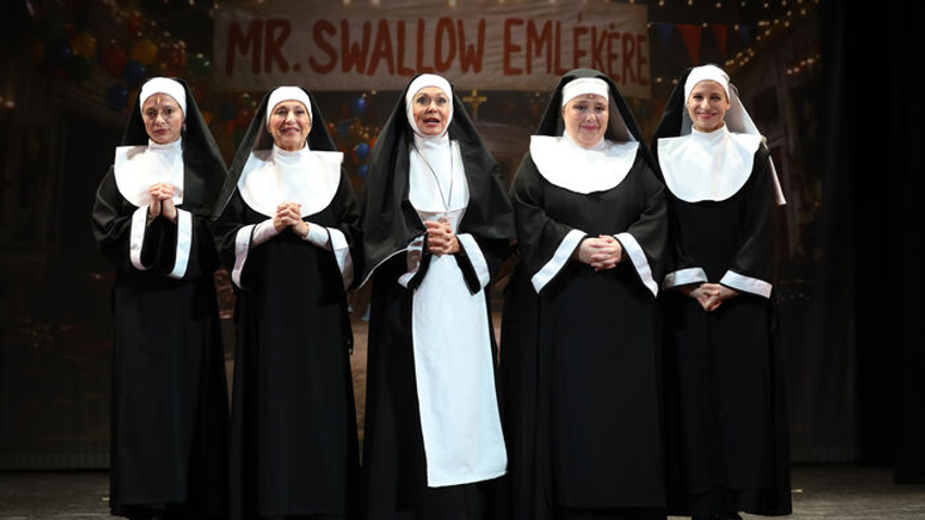 Egy csapat szerencsétlenül vicces nővér és egy fergeteges jótékonysági est – mi baj lehet? A Karinthy Színház Apácák című darabja a halálhírtől a komédiába vezet.