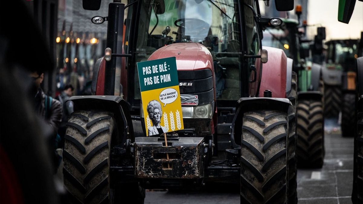 Sokkoló képeket tett közzé Orbán Viktor a brüsszeli tüntetésről.