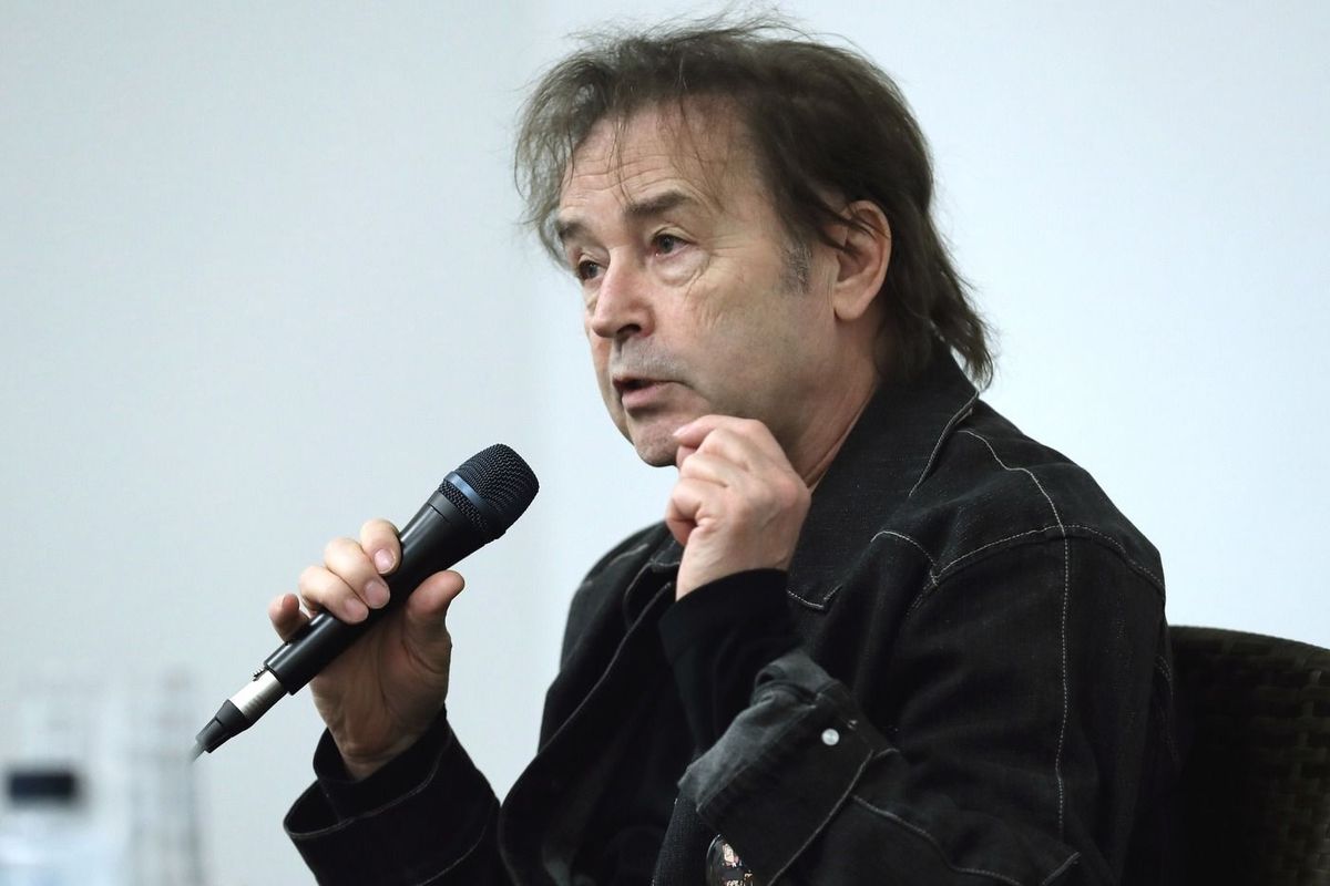 a20220211_beszelgetesek_hitrol_szeretetrol_burbela_dolhai_szikora_zsuffa_bicske_pt_fmh (3) Szikora Róbert