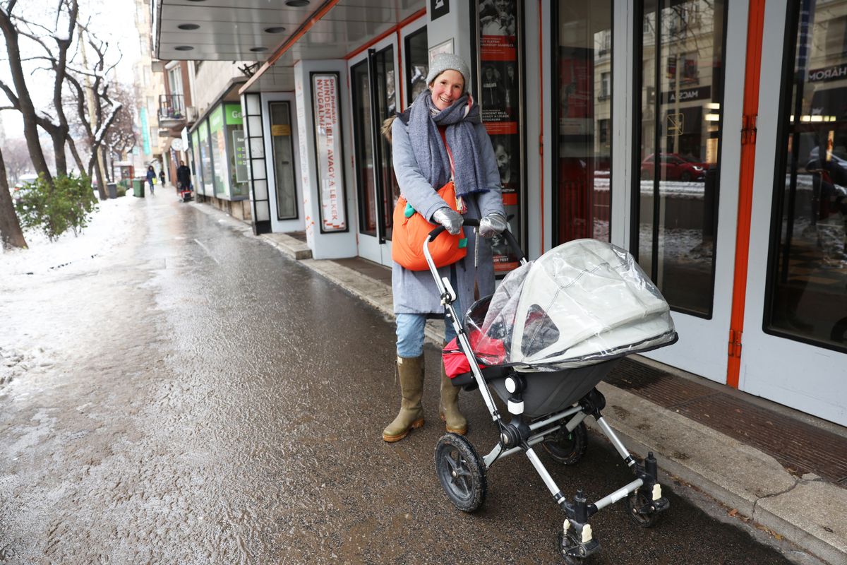 2026.01.09.Utca embere-babakocsihóban