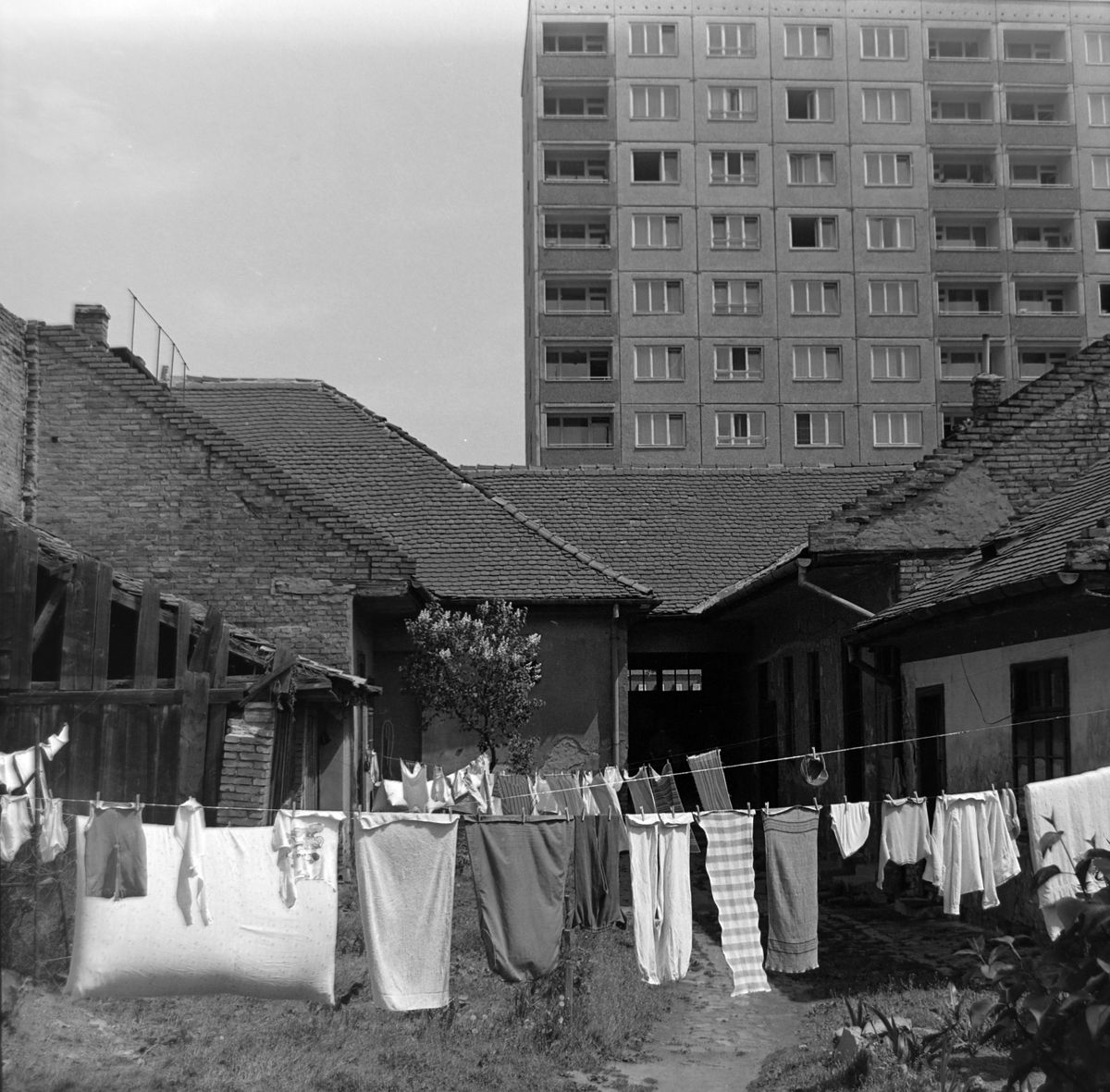 1973 Budapest III. Előtérben a Vörösvári út 102. udvara, háttérben a Vörösvári út 43-as számú panelház. Fotó: Fortepan / Borbély Mihály