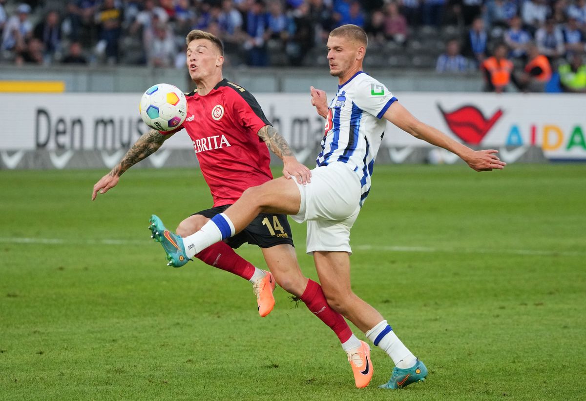 A Fradi új csatára, Franko Kovacevic (balra, Dárdai Márton mellett) a Wehennel oda-vissza verte Dárdai Pál és fiai Hertháját, az egyik meccsen duplázott is