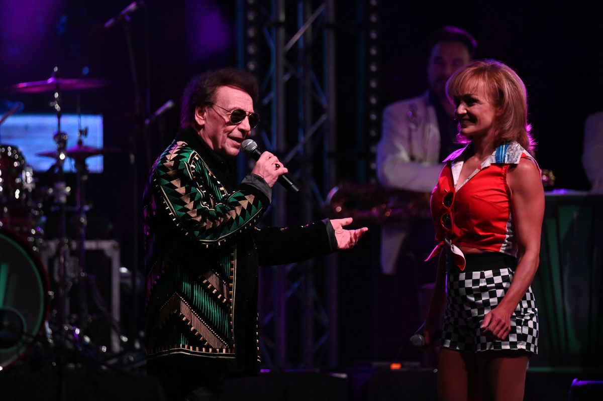 alt=Fenyő Miklós és Szandi egy színpadon