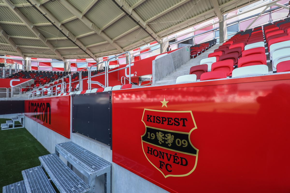 A címerben már évek óta újra Kispest-Honvéd szerepel, de az elnevezés még Budapest Honvéd - melyik nevet választják a szurkolók?