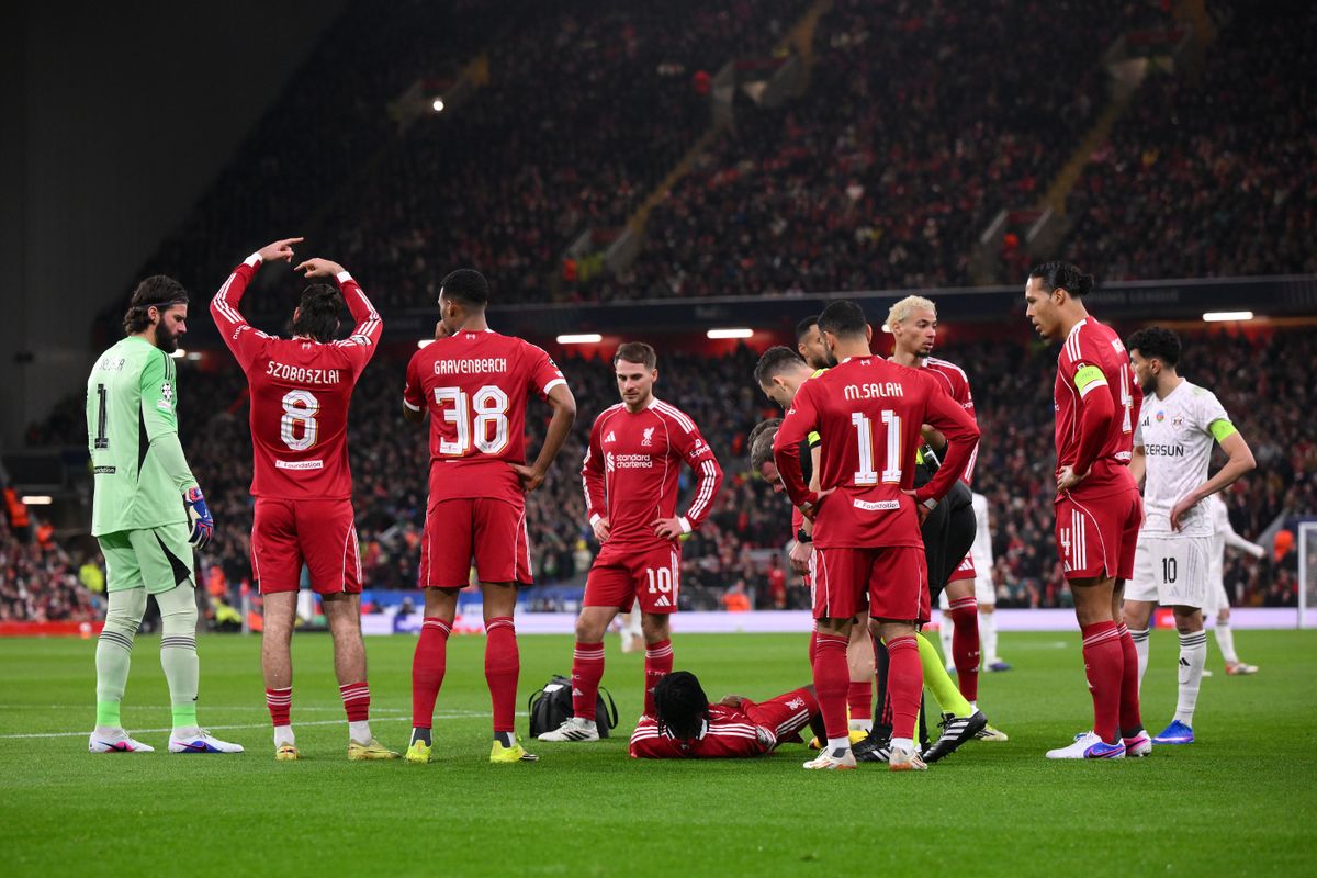 Liverpool-Qarabag: Szoboszlai Dominik jelzi Jeremie Frimpong sérülését