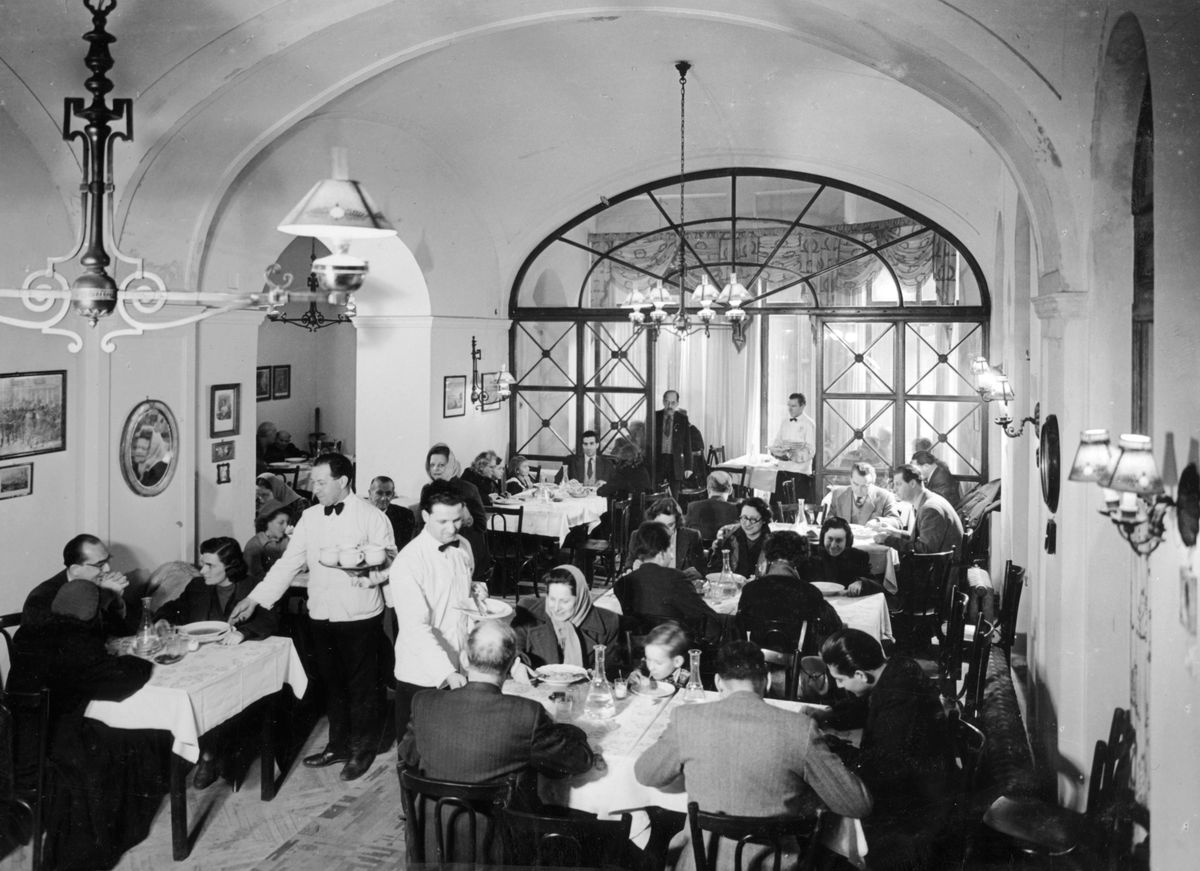 Budapest éttermei közül az egyik legpatinásabb, a Százéves étterem 1955-ben
