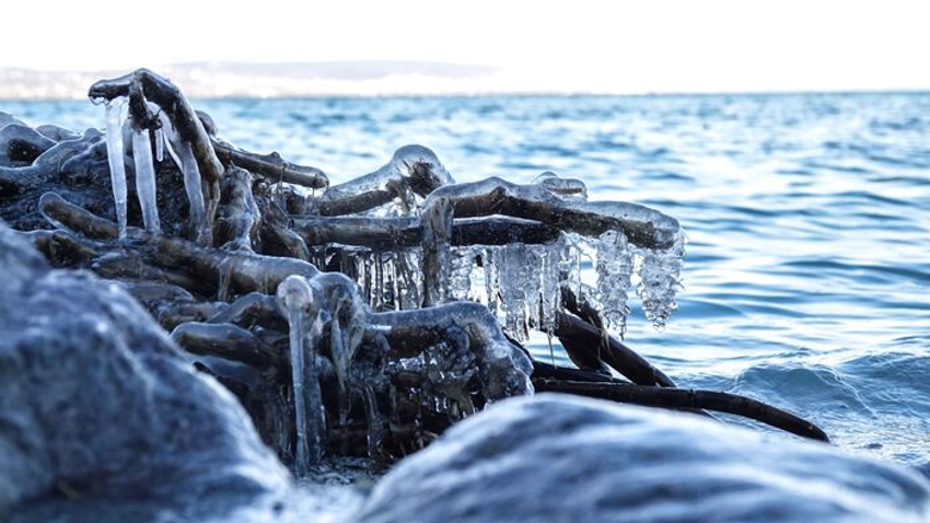 Kilenc évet után újra komolyabban befagyott a Balaton! Legutoljára 2017 elején a parttól távolabb átlagosan 30 centiméteres vastagú volt a jégtakaró, ettől azért elmarad a mostani, de így is akár 10 centis lehet. Meseszép fotókon, hogyan fest most a magyar tenger!