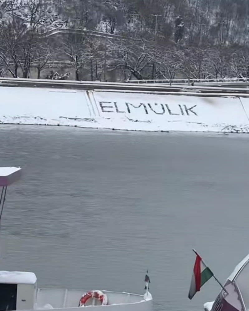 Hóba írt üzenet, vajon az időjárásról szól vagy valami másról?