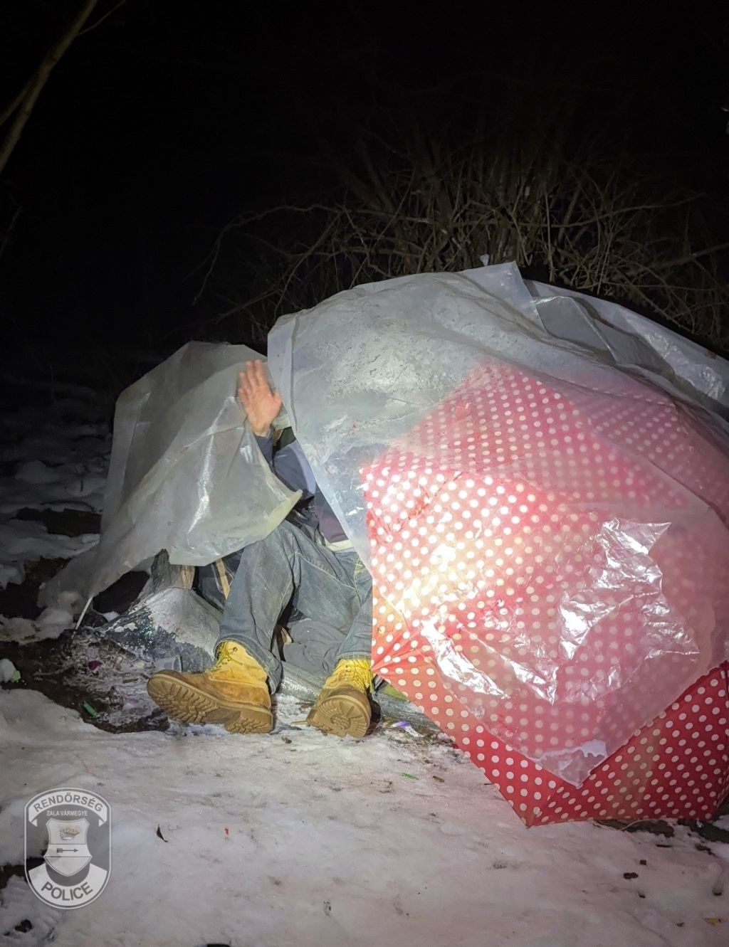 Rendőrök mentették meg az nejlonból menedéket építő férfit.