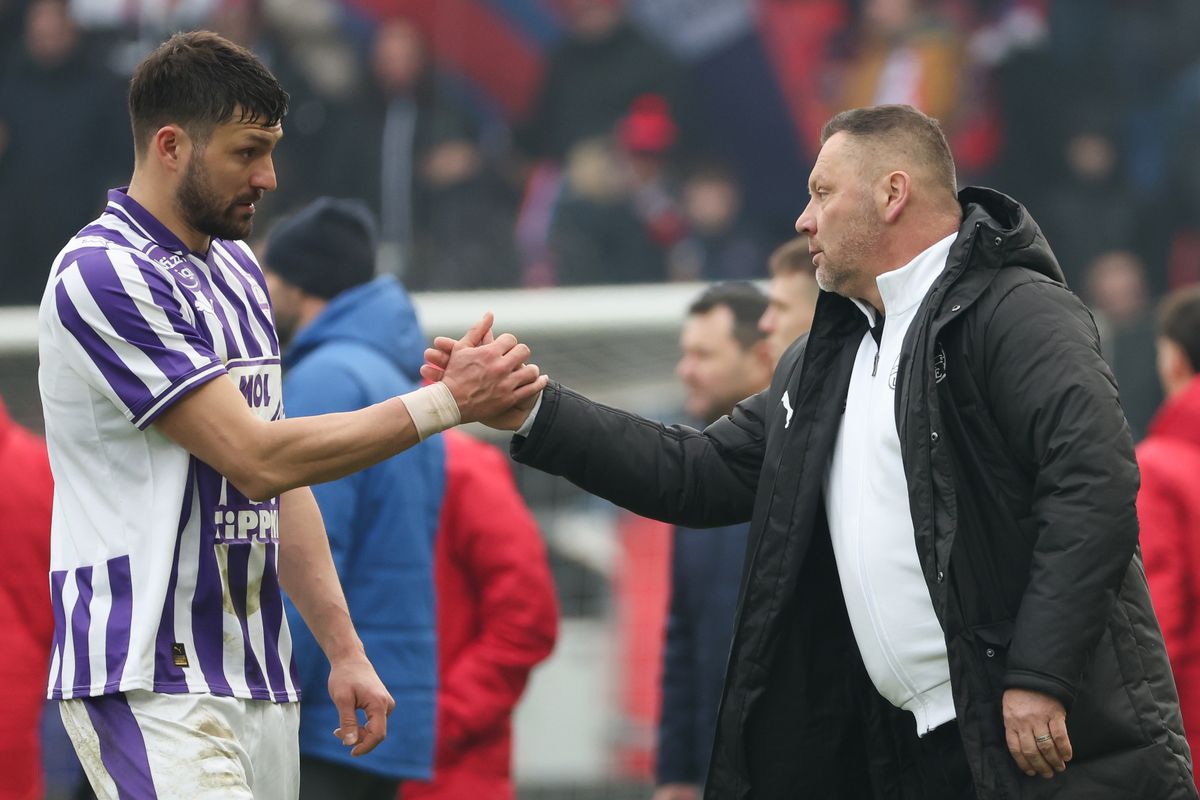 Dárdai Pál a vendégek sikeréért dolgozik a Fradi-Újpest meccsen